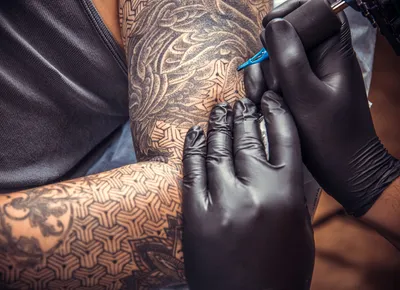 Татуировка мужская графика на предплечье Эдвард руки-ножницы - мастер  Николай Орф 6923 | Art of Pain