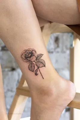 Татуировка алая роза на спине для девушки | Tat Too be