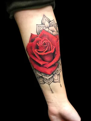 Тату роза на кисти - фото салона Tattoo Times, узнай цену на сайте.