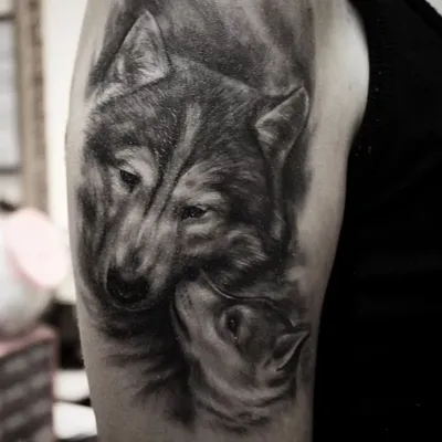 Черная татуировка волка на плече …» — создано в Шедевруме