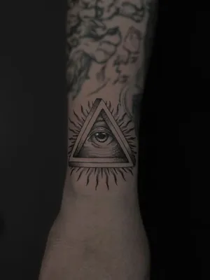 Фото тату всевидящее око на руке сделать в тату салоне в Москве по низкой  цене