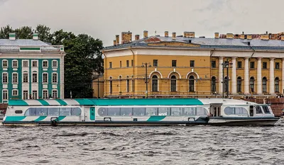 Прогулка на кораблике по Неве с выходом в Финский залив — Guideburg, СПб