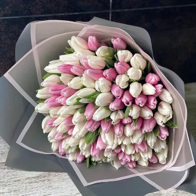 Букет из 51 тюльпана \"Разноцветные тюльпаны\" – купить недорого с доставкой  по Москве