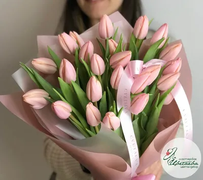 Букет из 125 белых и розовых тюльпанов купить в Туле с доставкой