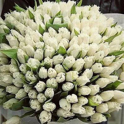 Букет из нарциссов, тюльпанов и гиацинтов в вазе - заказать доставку цветов  в Москве от Leto Flowers