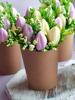 Белые тюльпаны в упаковке доставка в Липецке | Гелерея Цветов