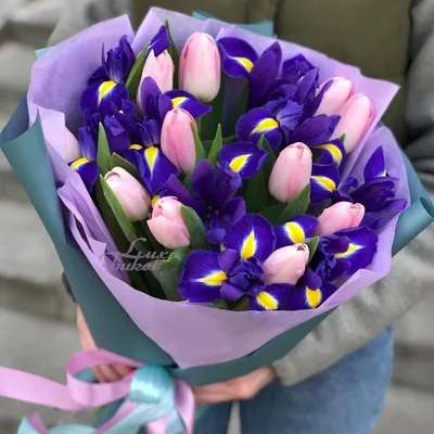 Букет ирисов и желтых тюльпанов купить с доставкой в Москве | Заказать  букет цветов недорого