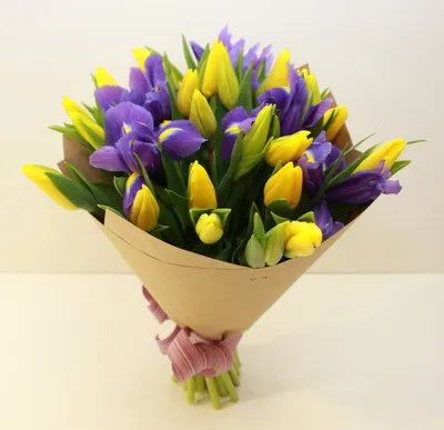 Ирисы и желтые тюльпаны доставка в Туле | БукетБери