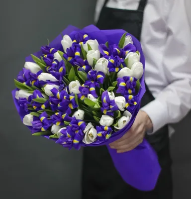 Коробка с цветами «Синие ирисы и белые тюльпаны», артикул: 333009686, с  доставкой в город Москва (внутри МКАД)