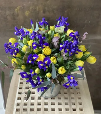 Сборный букет из белых тюльпанов и синих ирисов \"Синяя птица\" | Мисс Флора