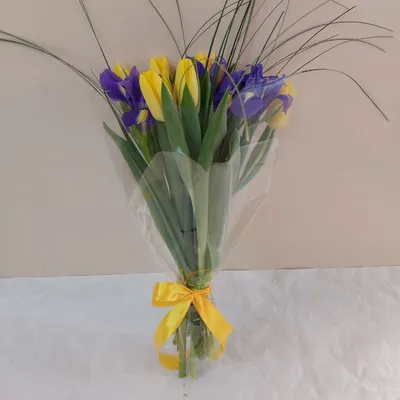 Разноцветные тюльпаны + ирисы + ваза, 25 цветов в коробке по цене 4425 ₽ -  купить в RoseMarkt с доставкой по Санкт-Петербургу