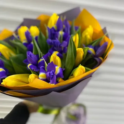 Букет желтых тюльпанов с ирисами \"Марафон\" – купить недорого с доставкой по  Москве