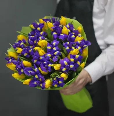 Весна всегда: букет желтых тюльпанов с синими ирисами по цене 8115 ₽ -  купить в RoseMarkt с доставкой по Санкт-Петербургу