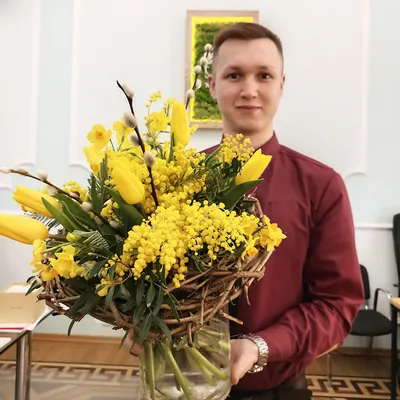 19 красных тюльпанов и мимоза . Цена: 5900 руб в интернет-магазине  Centre-flower.ru
