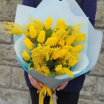 Букет с желтыми тюльпанами, мимозой и вербой купить с доставкой в СПб