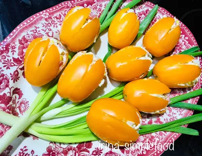Салат Тюльпаны из помидоров со сливочным и творожным сыром рецепт с фото  пошагово - 1000.menu
