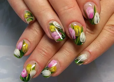 Женские руки весной делают маникюр и тюльпаны пригвождают дизайн искусства  цветочный на фоне цветов. Уход ногтей и рук красоты Стоковое Изображение -  изображение насчитывающей яркое, взорвать: 190198455