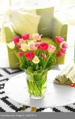 Красные тюльпаны на столе. Праздничный букет весны Стоковое Изображение -  изображение насчитывающей художничества, состав: 182497331