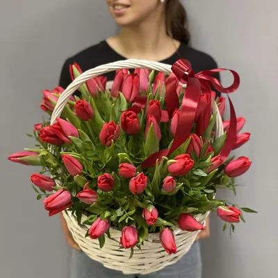 Купить букет из 35 нежных тюльпанов в корзине по доступной цене с доставкой  в Москве и области в интернет-магазине Город Букетов