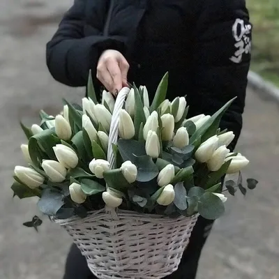DIY ТЮЛЬПАНЫ В КОРЗИНЕ. букет из конфет. ПОДАРОК СВОИМИ РУКАМИ.TULIPS IN A  BASKET. - YouTube