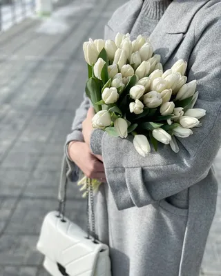 Тюльпаны в руках фото фотографии