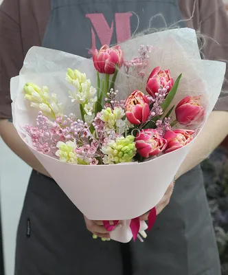 Девушка держа красные тюльпаны в руках Стоковое Изображение - изображение  насчитывающей макрос, платье: 112215313