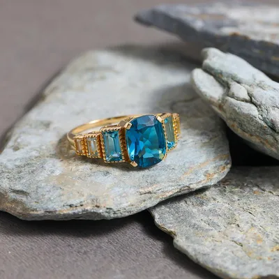 BLUE TOPAZ (swiss blue) + DIAMONDS YELLOW GOLD VICTORIA DIAMONDS RING