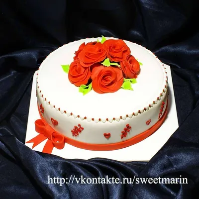 Торт (1 кг) с золотой надписью и букет роз, артикул: 333088942, с доставкой  в город Москва (внутри МКАД)