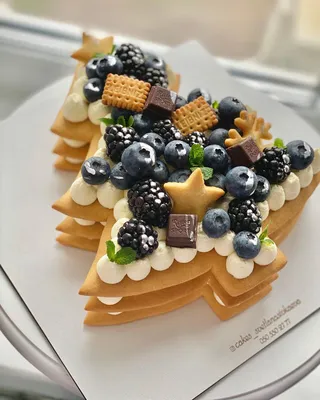 Торт елка из медовых коржей с клубничной начинкой🍓🍯 ⚜️Вес торта 1,5 кг. |  Instagram