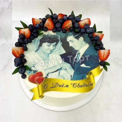 Красочный торт из мастики на годовщину свадьбы в хорошем качестве