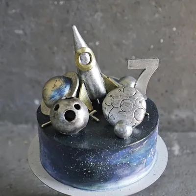 Космический торт. Внутри нежный лавандовый мусс и бисквит без глютена, а  снаружи брутальный и завораживающий космос. Автор … | Galaxy cake, Alien  cake, Planet cake