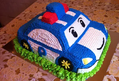 Угощение тортом в форме автомобиля