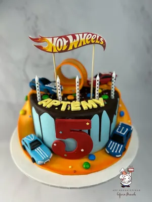 Торт машина из крема для поклонников автомобилей