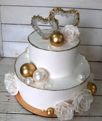 Фото торта, становящегося центром внимания на пятилетней годовщине свадьбы
