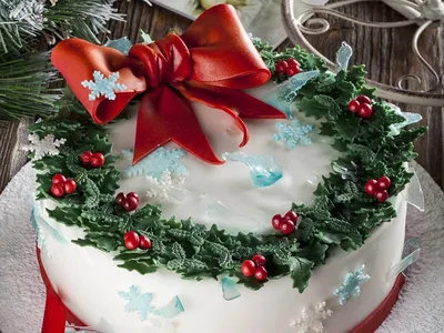 Торт на новый год с изображением снежинок и ягодами