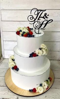 Трехъярусный свадебный торт с цветами и топпером