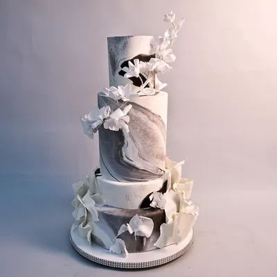 Современный свадебный торт для незабываемого дня