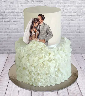 Оригинальный свадебный торт на фоне красивых обоев