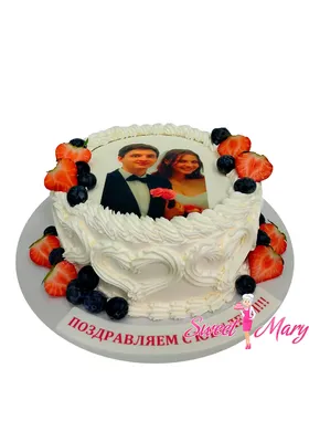 Фото свадебного торта на фоне романтических обоев