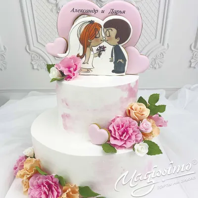 Уникальный свадебный торт на фоне праздничного настроения