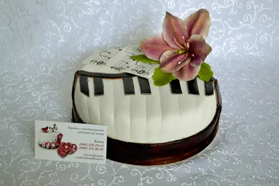 Вкусный десерт на фоне инструмента: торт пианино
