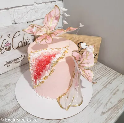 Торт для девочки с фигуркой балерины и бабочками