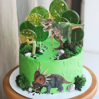 Изображение торта с динозаврами с внушительным видом