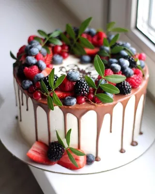 Роскошный торт с ягодами как украшение