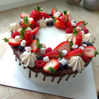 Увидеть и съесть: торт с ягодами сверху