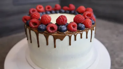 Роскошный торт с ягодами как достойное украшение
