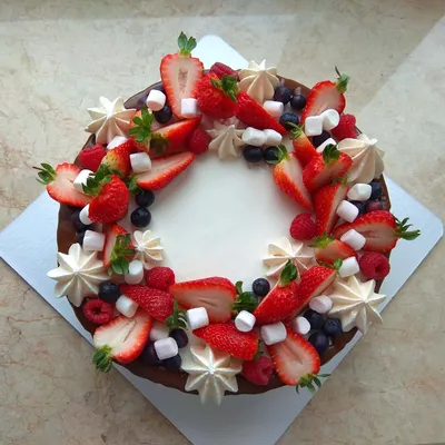 Искусно оформленный торт с сочными ягодками