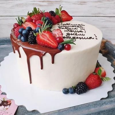 Летний торт с ароматными ягодами на верхушке