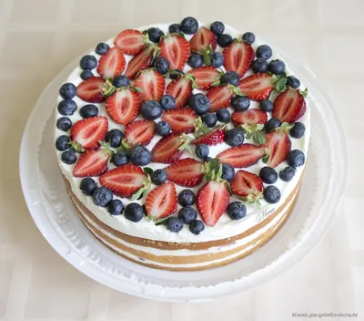 Вкусное искушение: торт с ягодами сверху