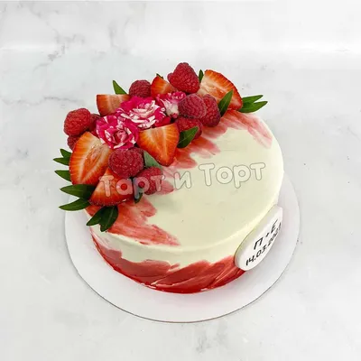 Изысканный торт с ягодами сверху